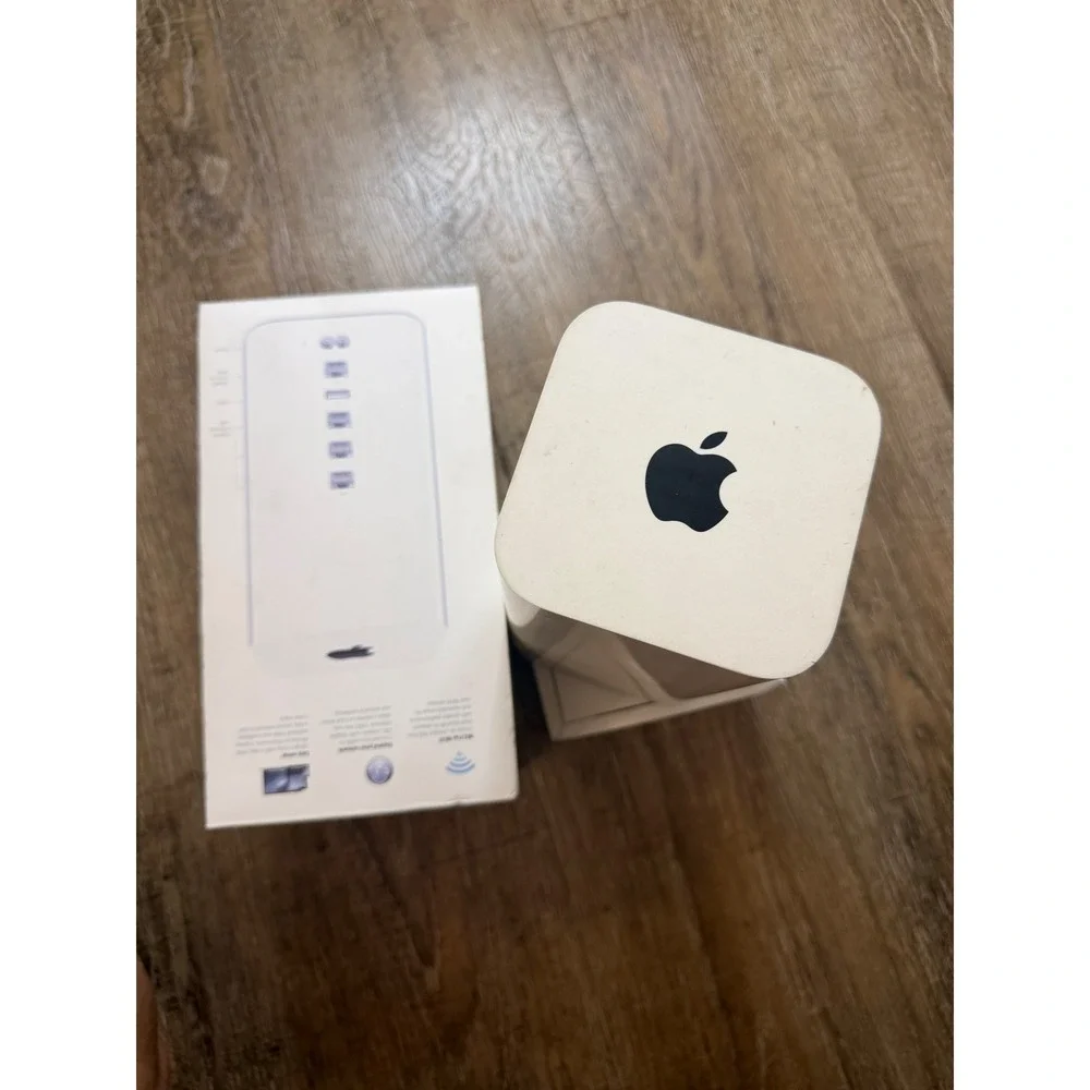 Apple AirPort Extreme 6th Gen 802.11ac Wi-Fi Router White ME918LL/A Base Station